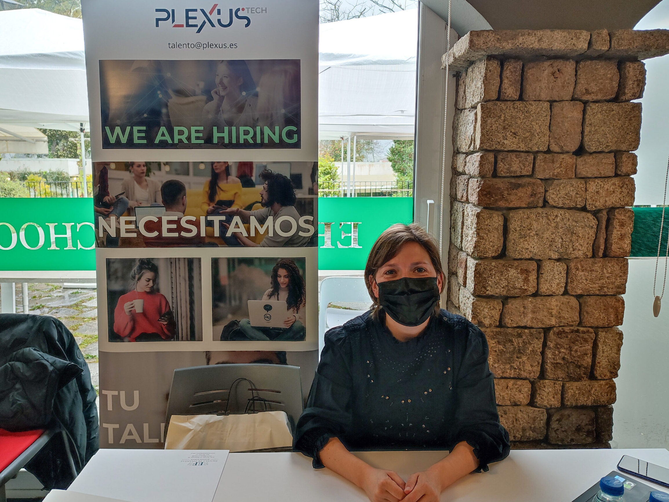 Nuestra compañera Begoña atendió desde nuestro stand a los asistentes a la feria de empleo.