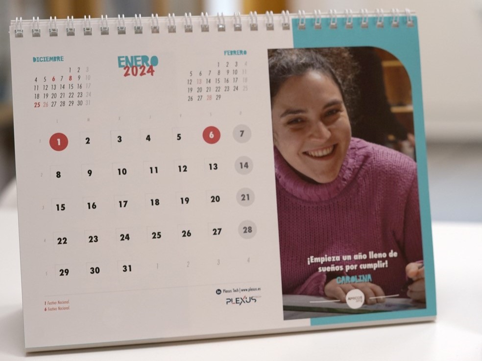 Cada página del calendario la ilustra un chico o una chica de la Asociación Amicos