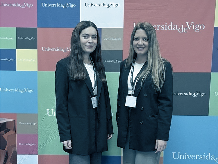 Teresa Burguera y Uxía Núñez, del equipo de Talento e IT Recruiter, de Plexus Tech, en la Feira Emprego in Campus celebrada en Ourense.