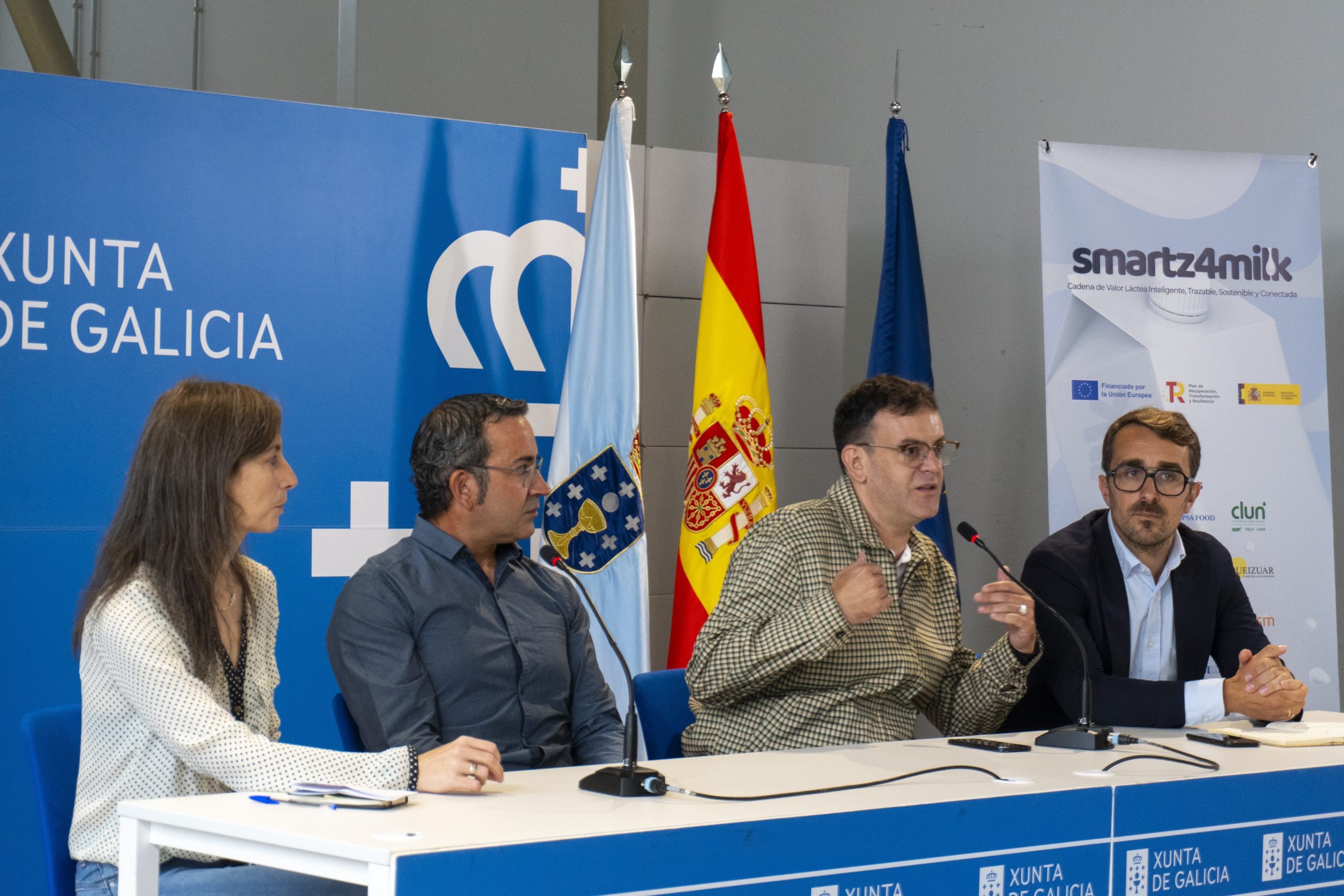 Ramón Bueno, en el centro, durante la mesa redonda sobre la trazabilidad de los datos que tuvo lugar en el acto inaugural del proyecto Smartz4Milk