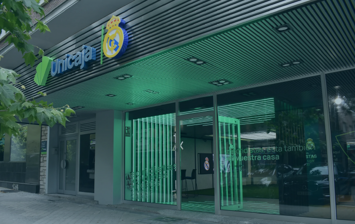 Oficina de Unicaja en el Estadio Santiago Bernabeu, en la que ha instalado pantallas con la solución digital Anblick de Plexus Tech