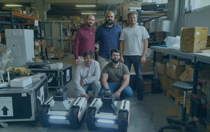 Visita de Aron Kisdi, managing director de Autodiscovery, a nuestra sede central de Santiago de Compostela para entregarnos una serie de vehículos autónomos.