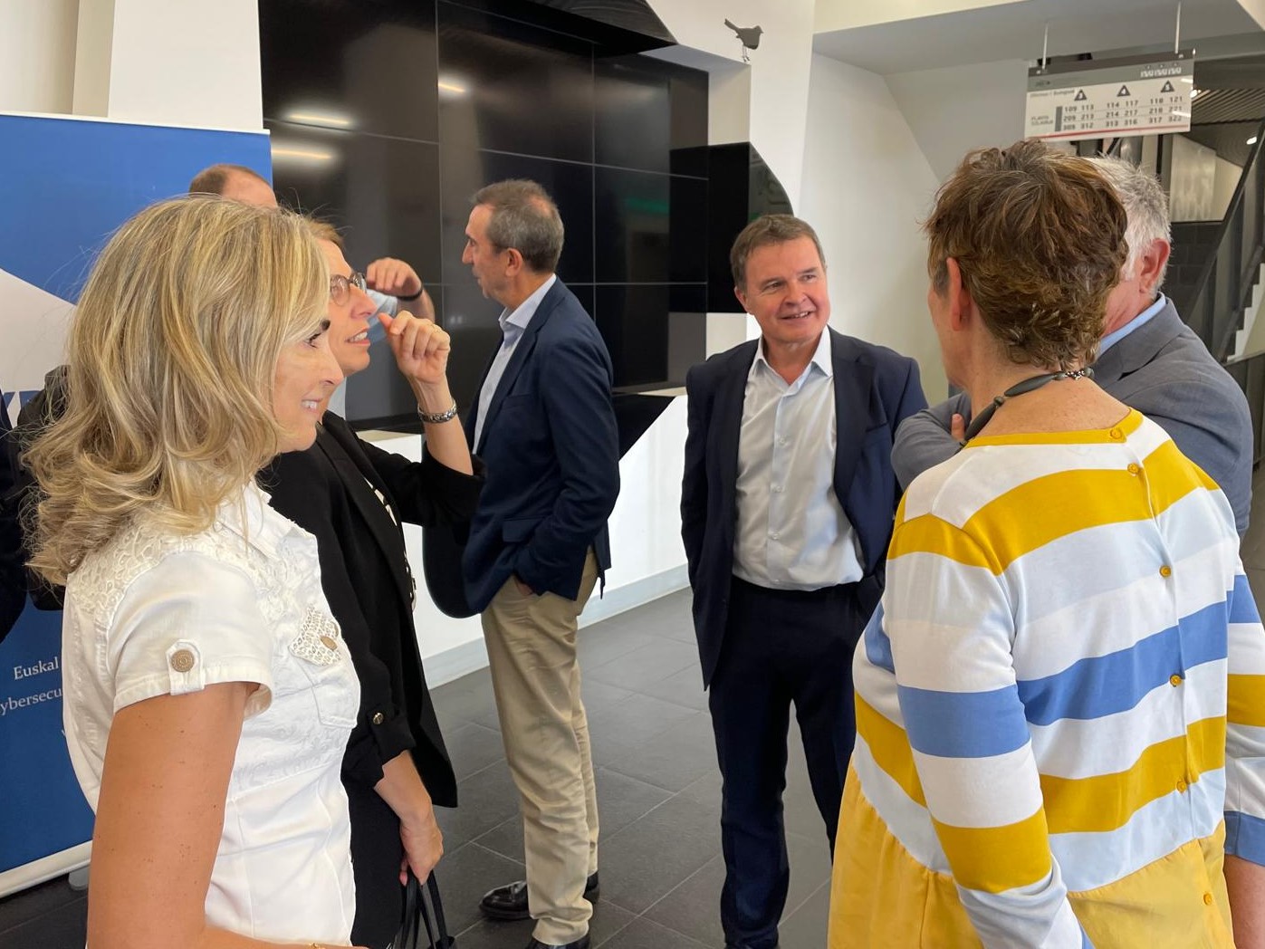 Carmen García, directora de negocio de la zona norte de Plexus Tech, charlando con Tomás Iriondo, director General y coordinador del Clúster GAIA, durante el evento de Cybasque celebrado en San Sebastián.