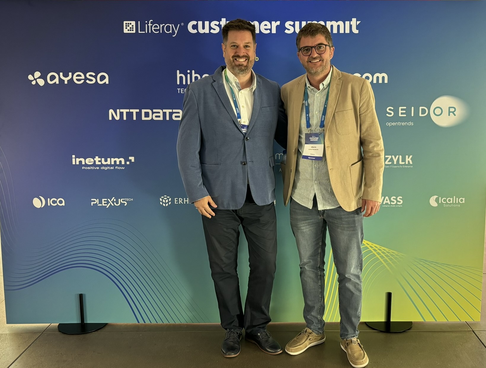 Christian Rodríguez, director de Alianzas, y Alberto Llanos, director del área de Desarrollo y Negocio, representando a Plexus Tech, en el Liferay Customer Summit 2024