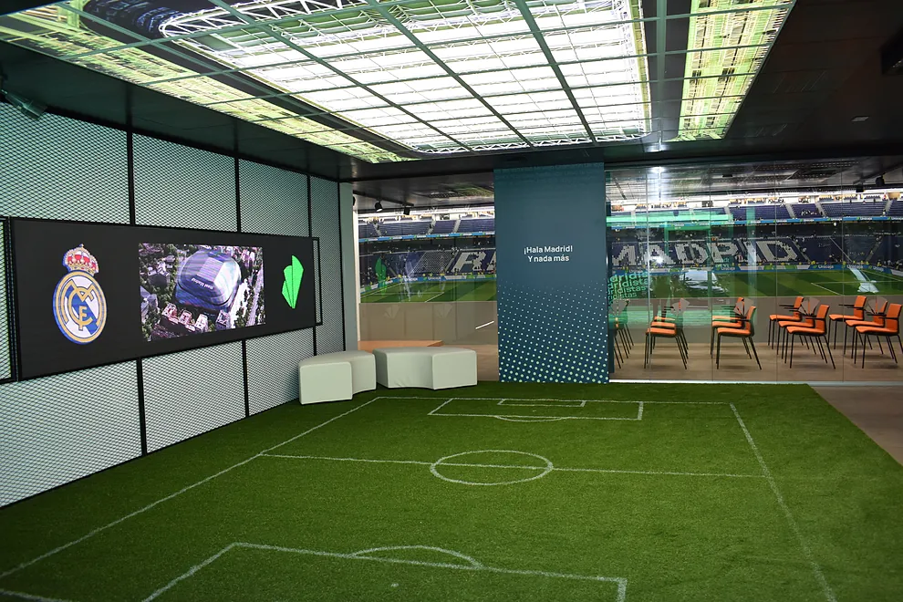 Interior de la oficina de Unicaja ubicada en el Santiago Bernabeu.