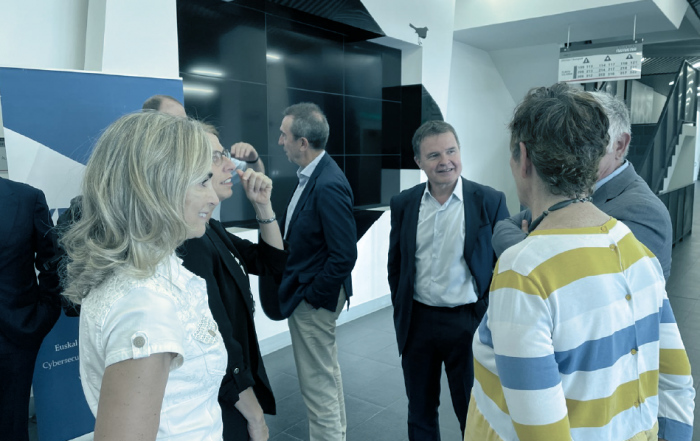 Carmen García, directora de negocio de la zona norte de Plexus Tech, charlando con Tomás Iriondo, director General y coordinador del Clúster GAIA, durante el evento de Cybasque celebrado en San Sebastián.