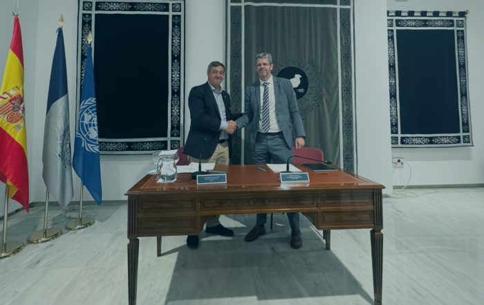 El rector de la Universidad de Málaga, Teodomiro López, y Cristóbal Ramos, socio-director de Plexus Tech, tras firmar el acuerdo que llevará al centro universitario a impartir una cátedra de Ciberdefensa