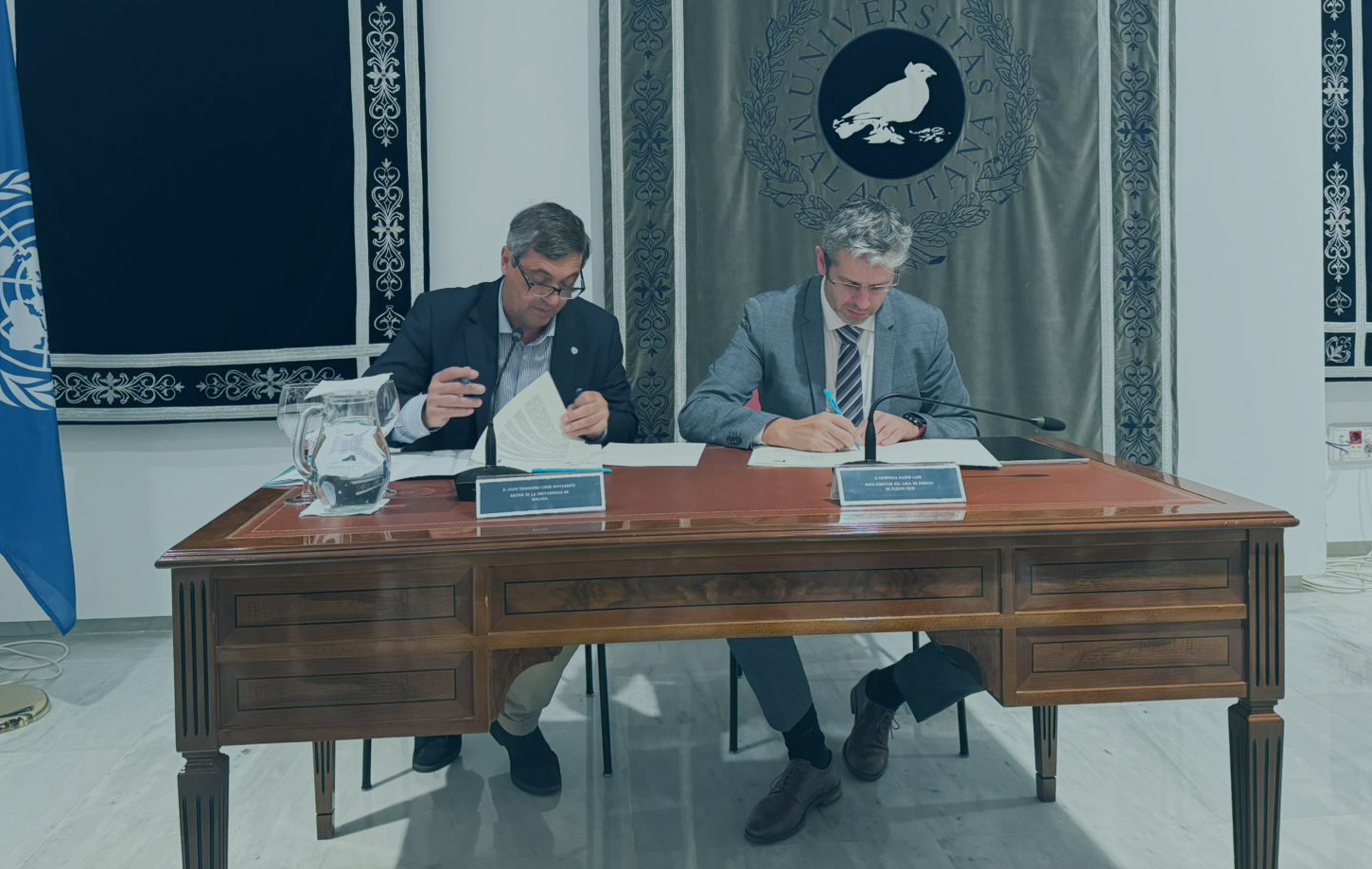 El rector de la Universidad de Málaga, Teodomiro López, y Cristóbal Ramos, socio-director de Plexus Tech, en el momento de la firma del acuerdo para la Cátedra de Ciberdefensa