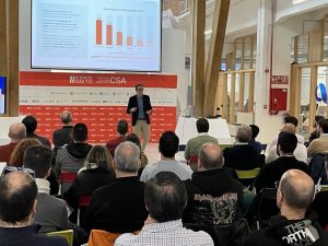 Juan Martínez Neira, durante su ponencia sobre el uso de la IA Generativa en el desarrollo de Software.